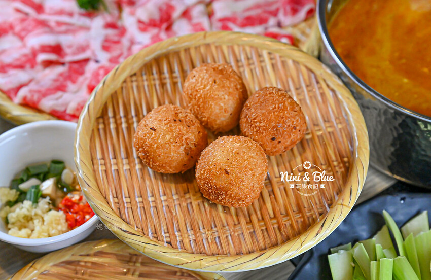 鍋泰山，台中大里美食推薦，泰式火鍋328元起野菜吃到飽、自助吧超豐盛 @Nini and Blue  玩樂食記