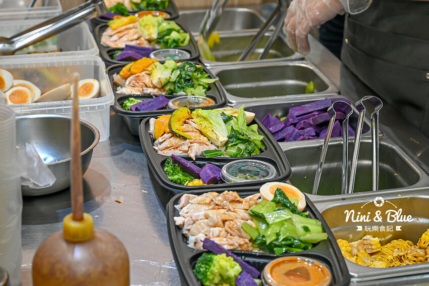 鍋泰山，台中大里美食推薦，泰式火鍋328元起野菜吃到飽、自助吧超豐盛 @Nini and Blue  玩樂食記