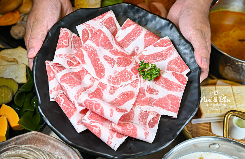 鍋泰山，台中大里美食推薦，泰式火鍋328元起野菜吃到飽、自助吧超豐盛 @Nini and Blue  玩樂食記