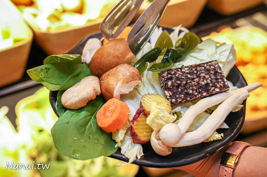 鍋泰山南洋鍋物台中大里店,超過30種蔬菜自助吧任你吃,冰淇淋、白飯、飲料通通有