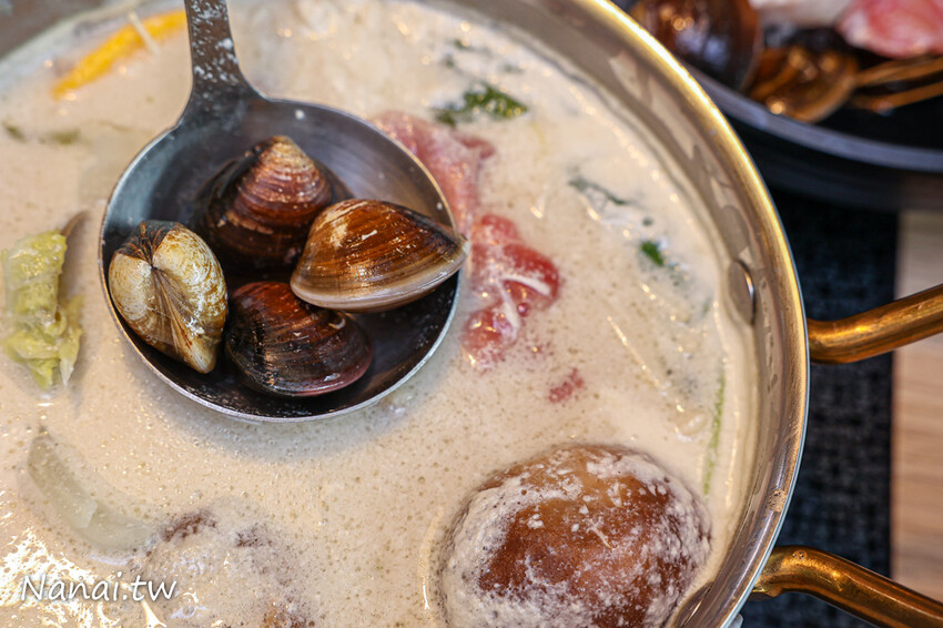 鍋泰山南洋鍋物台中大里店,超過30種蔬菜自助吧任你吃,冰淇淋、白飯、飲料通通有