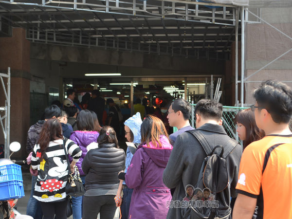 林合發油飯粿店03-永樂市場1號門外排隊人潮