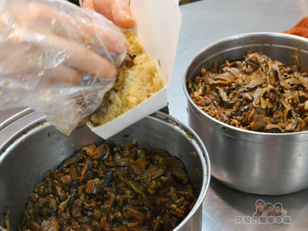 林合發油飯粿店10-放上配料