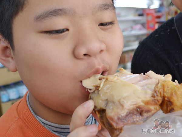 林合發油飯粿店21-大口咬下