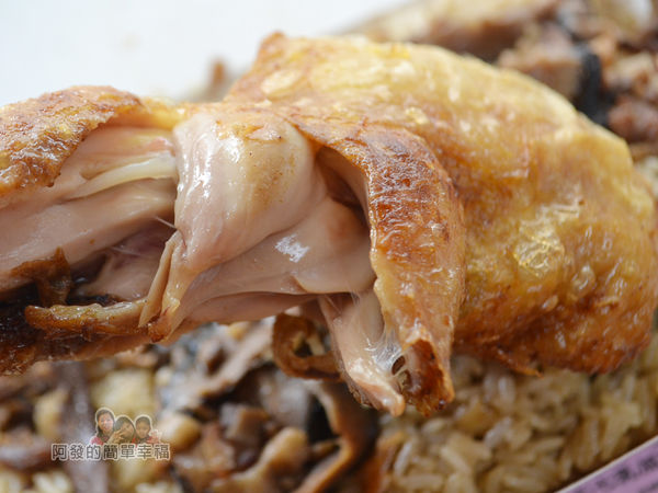 林合發油飯粿店20-雞腿皮脆肉鮮嫩含汁
