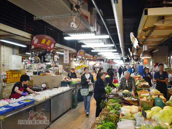 林合發油飯粿店06-改建後的市場內
