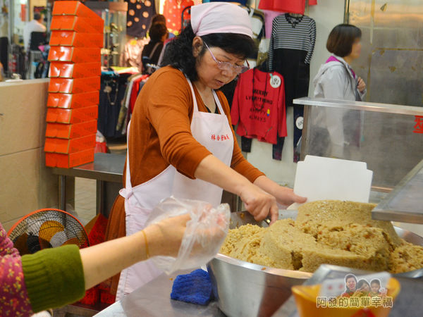林合發油飯粿店08-忙碌的店員
