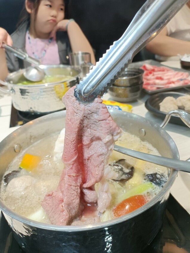楊梅也有高質感的火鍋店，肉片大塊又有厚度，壽星肉量增加50%不打緊，還有免費肉盤可以兌換