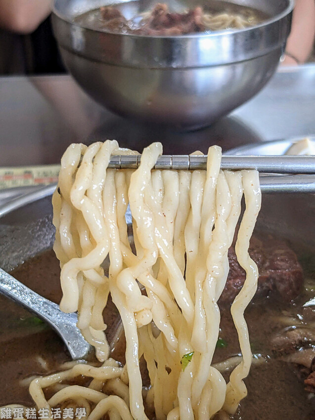 【新竹食記】阿德牛肉麵 - 比臉盆還大碗的巨型牛肉麵,牛肉超 【新竹食記】阿德牛肉麵 - 比臉盆還大碗的巨型牛肉麵,牛肉超