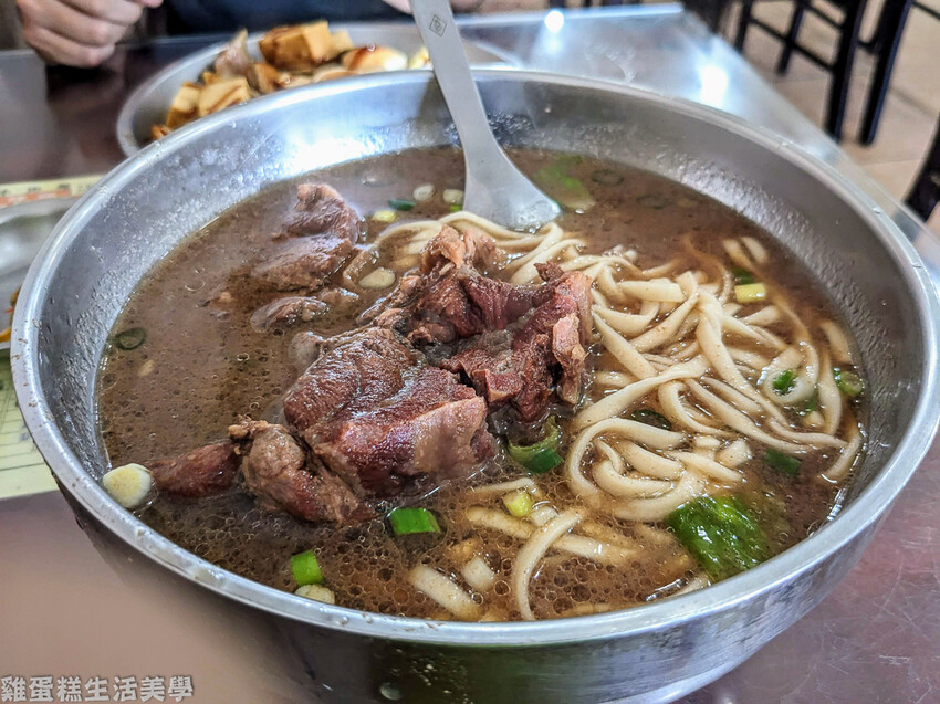 【新竹食記】阿德牛肉麵 - 比臉盆還大碗的巨型牛肉麵,牛肉超 【新竹食記】阿德牛肉麵 - 比臉盆還大碗的巨型牛肉麵,牛肉超