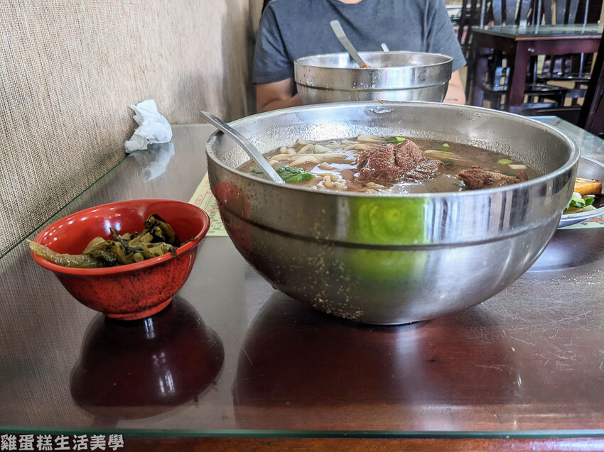 【新竹食記】阿德牛肉麵 - 比臉盆還大碗的巨型牛肉麵,牛肉超 【新竹食記】阿德牛肉麵 - 比臉盆還大碗的巨型牛肉麵,牛肉超