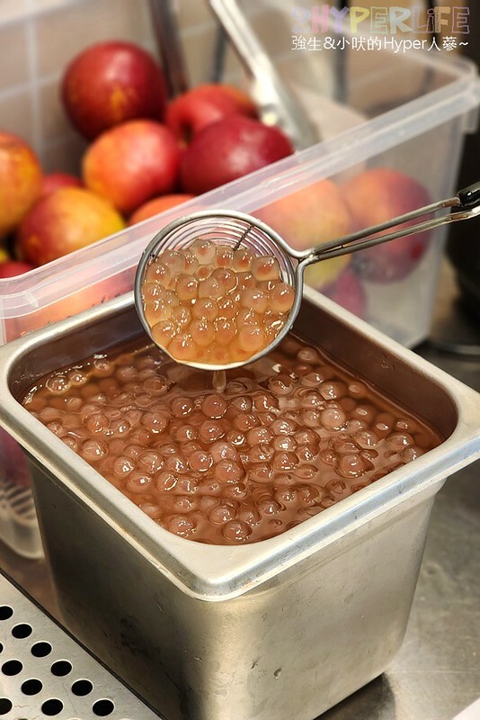 奶凍和茶飲結合迸出咕溜新滋味!加了紅麴的粉色珍珠顏色好夢幻,熱愛嚼嚼系茶飲必喝~