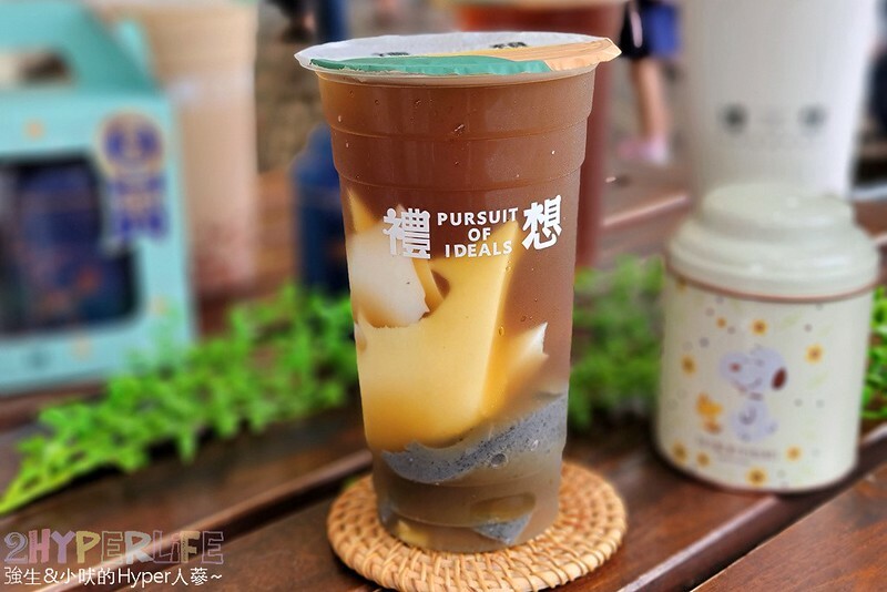 奶凍和茶飲結合迸出咕溜新滋味!加了紅麴的粉色珍珠顏色好夢幻,熱愛嚼嚼系茶飲必喝~