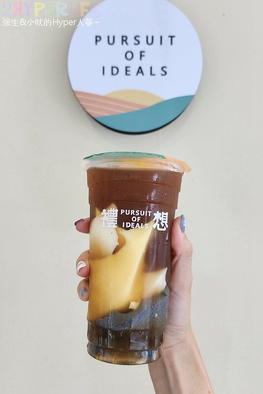 奶凍和茶飲結合迸出咕溜新滋味!加了紅麴的粉色珍珠顏色好夢幻,熱愛嚼嚼系茶飲必喝~