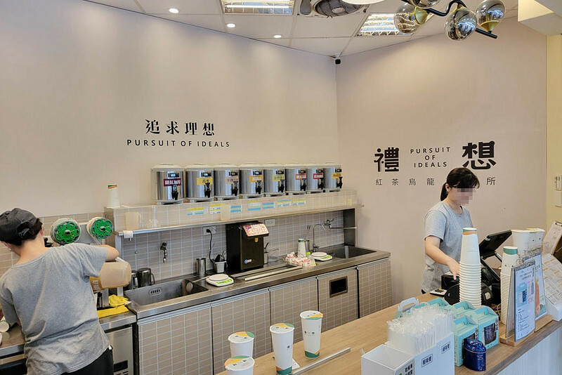 奶凍和茶飲結合迸出咕溜新滋味!加了紅麴的粉色珍珠顏色好夢幻,熱愛嚼嚼系茶飲必喝~