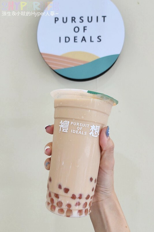 奶凍和茶飲結合迸出咕溜新滋味!加了紅麴的粉色珍珠顏色好夢幻,熱愛嚼嚼系茶飲必喝~