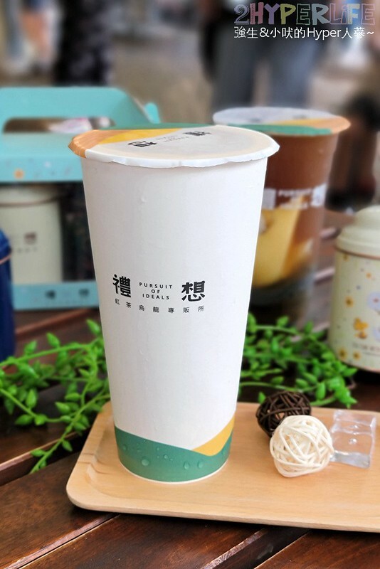 奶凍和茶飲結合迸出咕溜新滋味!加了紅麴的粉色珍珠顏色好夢幻,熱愛嚼嚼系茶飲必喝~