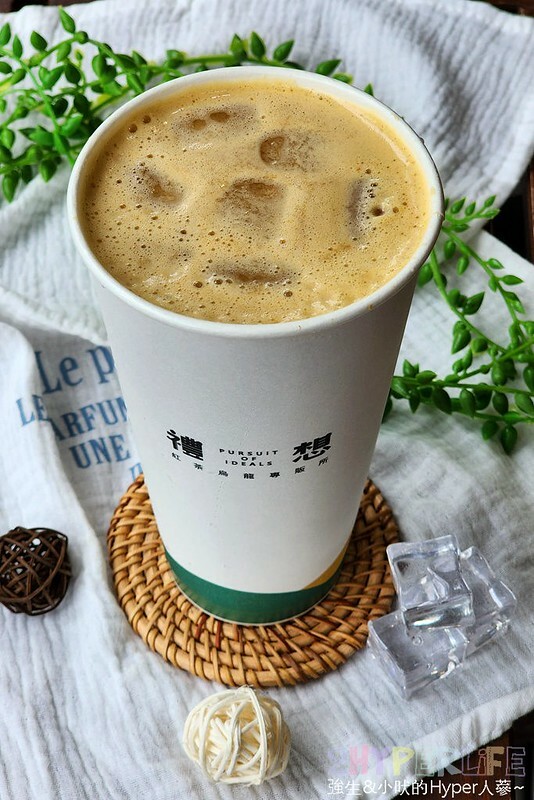 奶凍和茶飲結合迸出咕溜新滋味!加了紅麴的粉色珍珠顏色好夢幻,熱愛嚼嚼系茶飲必喝~