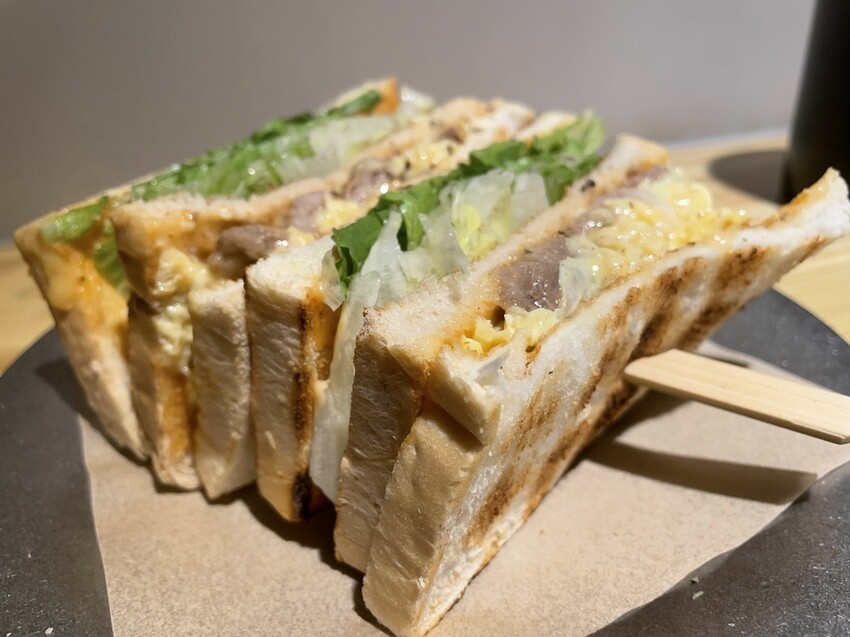 宜蘭早午餐【碳吉商行】日式碳烤吐司|鴨賞蛋餅|炙燒牛肉堡，好