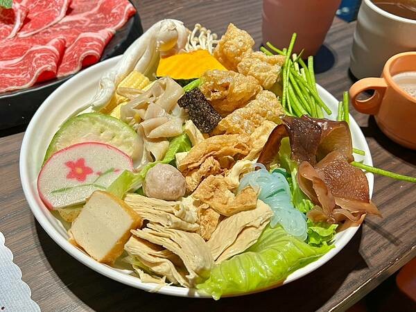 ＋（林口火鍋）採色鍋～活龍蝦海陸超澎派、入味滷牛肚超彈、九尾