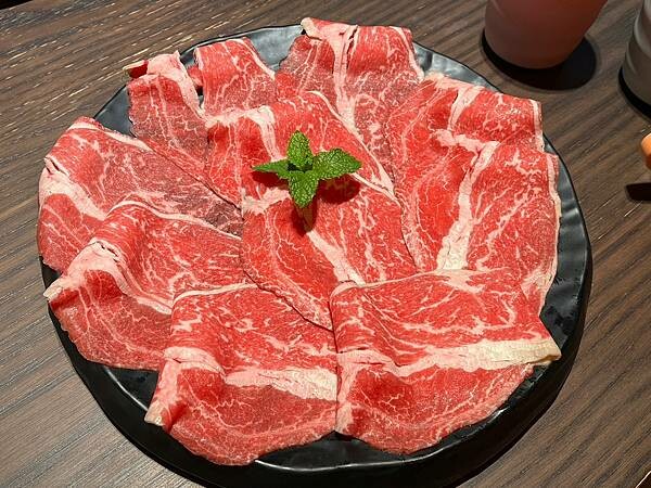 ＋（林口火鍋）採色鍋～活龍蝦海陸超澎派、入味滷牛肚超彈、九尾