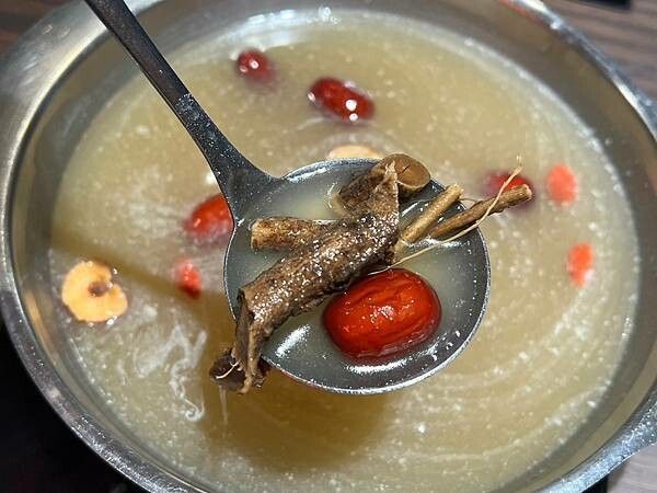 ＋（林口火鍋）採色鍋～活龍蝦海陸超澎派、入味滷牛肚超彈、九尾