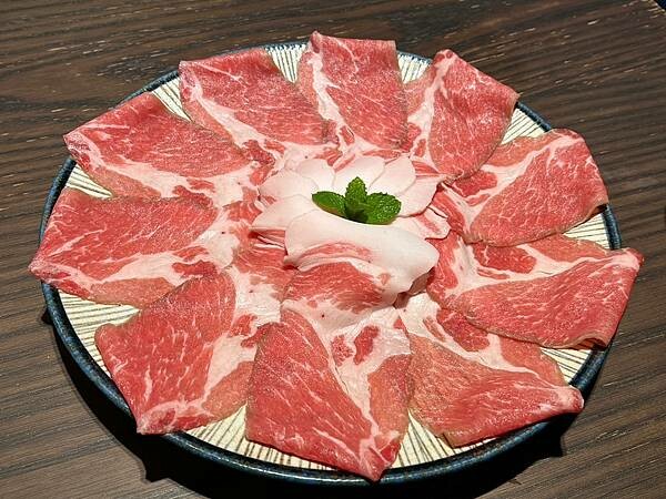 ＋（林口火鍋）採色鍋～活龍蝦海陸超澎派、入味滷牛肚超彈、九尾