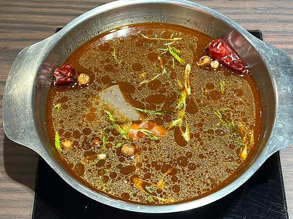 ＋（林口火鍋）採色鍋～活龍蝦海陸超澎派、入味滷牛肚超彈、九尾