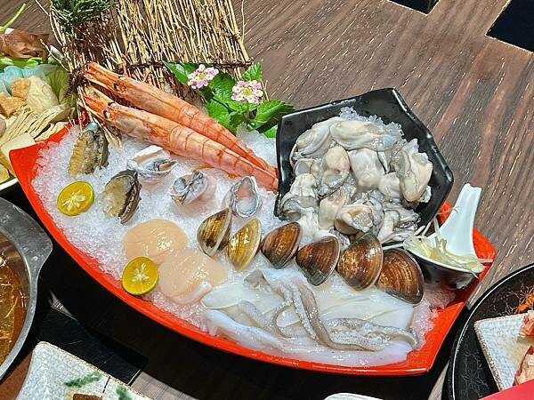 ＋（林口火鍋）採色鍋～活龍蝦海陸超澎派、入味滷牛肚超彈、九尾