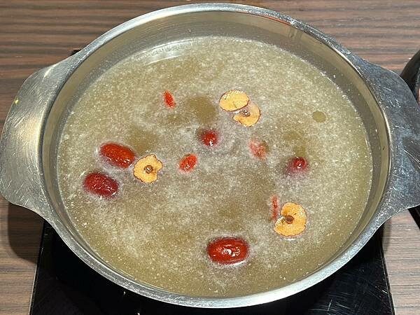 ＋（林口火鍋）採色鍋～活龍蝦海陸超澎派、入味滷牛肚超彈、九尾