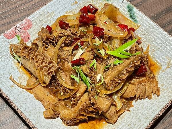 ＋（林口火鍋）採色鍋～活龍蝦海陸超澎派、入味滷牛肚超彈、九尾