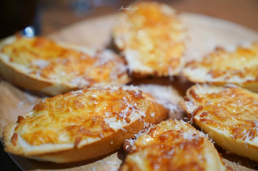 苗栗縣三義鄉【苗栗三義|美食】三丘景觀餐廳 3 Hills café。勝興車站景觀餐廳,舊山線鐵道旁充滿雨林綠意,可就近搭乘