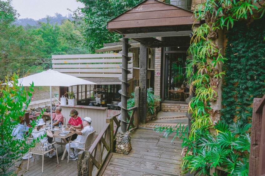苗栗縣三義鄉【苗栗三義|美食】三丘景觀餐廳 3 Hills café。勝興車站景觀餐廳,舊山線鐵道旁充滿雨林綠意,可就近搭乘
