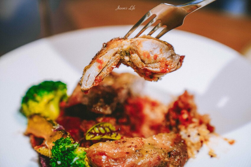 苗栗縣三義鄉【苗栗三義|美食】三丘景觀餐廳 3 Hills café。勝興車站景觀餐廳,舊山線鐵道旁充滿雨林綠意,可就近搭乘