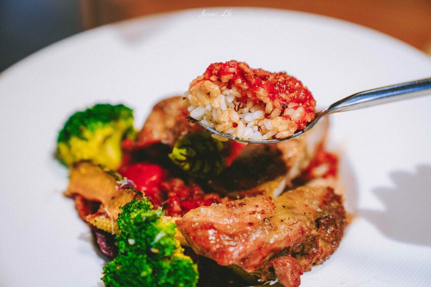 苗栗縣三義鄉【苗栗三義|美食】三丘景觀餐廳 3 Hills café。勝興車站景觀餐廳,舊山線鐵道旁充滿雨林綠意,可就近搭乘