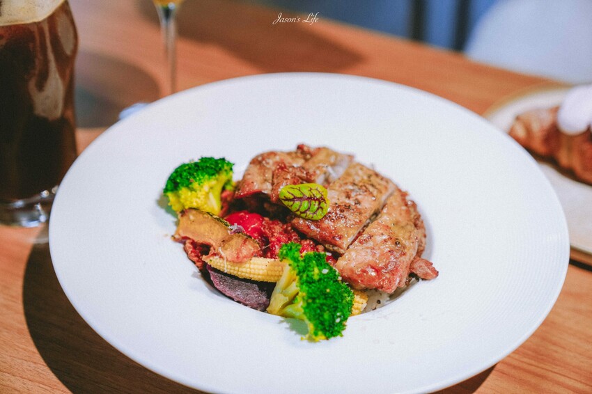 苗栗縣三義鄉【苗栗三義|美食】三丘景觀餐廳 3 Hills café。勝興車站景觀餐廳,舊山線鐵道旁充滿雨林綠意,可就近搭乘