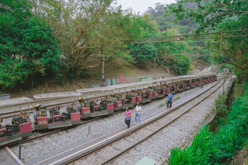 苗栗縣三義鄉【苗栗三義|美食】三丘景觀餐廳 3 Hills café。勝興車站景觀餐廳,舊山線鐵道旁充滿雨林綠意,可就近搭乘
