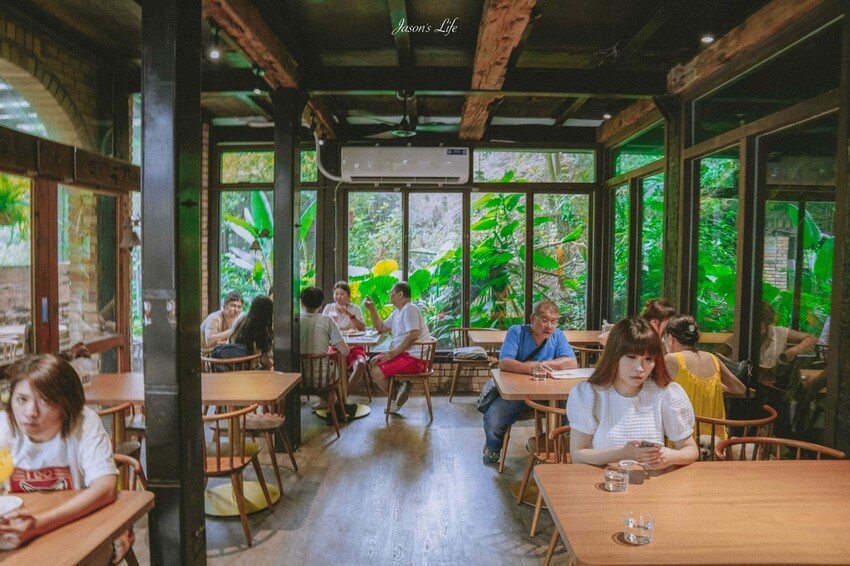 苗栗縣三義鄉【苗栗三義|美食】三丘景觀餐廳 3 Hills café。勝興車站景觀餐廳,舊山線鐵道旁充滿雨林綠意,可就近搭乘