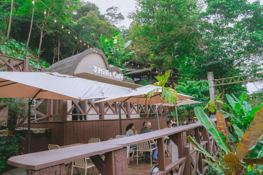 苗栗縣三義鄉【苗栗三義|美食】三丘景觀餐廳 3 Hills café。勝興車站景觀餐廳,舊山線鐵道旁充滿雨林綠意,可就近搭乘