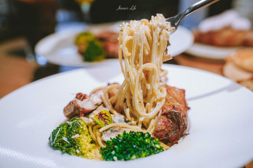 苗栗縣三義鄉【苗栗三義|美食】三丘景觀餐廳 3 Hills café。勝興車站景觀餐廳,舊山線鐵道旁充滿雨林綠意,可就近搭乘