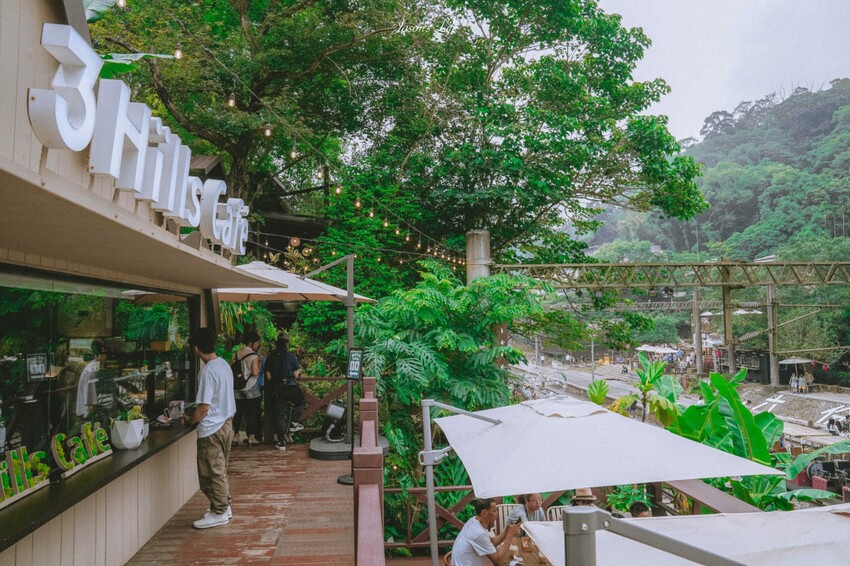 苗栗縣三義鄉【苗栗三義|美食】三丘景觀餐廳 3 Hills café。勝興車站景觀餐廳,舊山線鐵道旁充滿雨林綠意,可就近搭乘