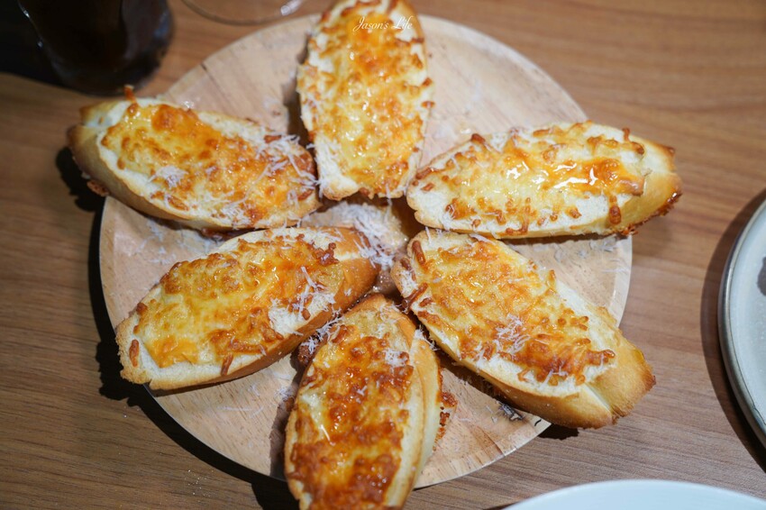 苗栗縣三義鄉【苗栗三義|美食】三丘景觀餐廳 3 Hills café。勝興車站景觀餐廳,舊山線鐵道旁充滿雨林綠意,可就近搭乘