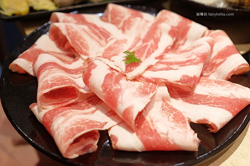 298元吃飽飽，新開幕期間肉盤、巨無霸天使紅蝦免費送，還有多種飲料喝免驚！