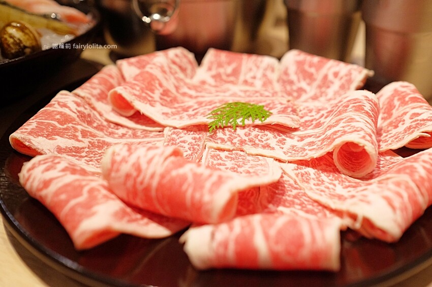 298元吃飽飽，新開幕期間肉盤、巨無霸天使紅蝦免費送，還有多種飲料喝免驚！