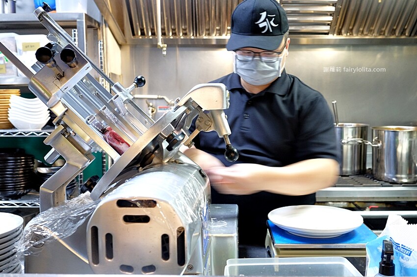 298元吃飽飽，新開幕期間肉盤、巨無霸天使紅蝦免費送，還有多種飲料喝免驚！