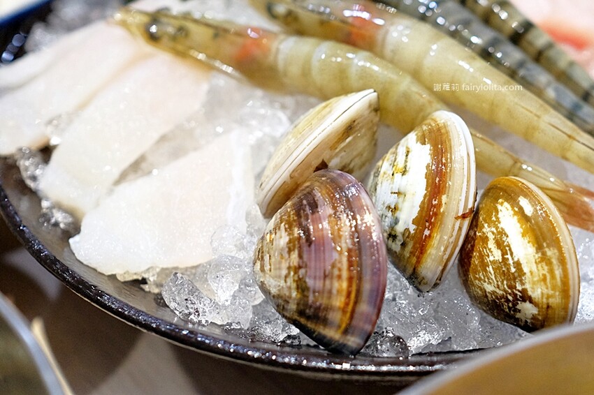 298元吃飽飽，新開幕期間肉盤、巨無霸天使紅蝦免費送，還有多種飲料喝免驚！