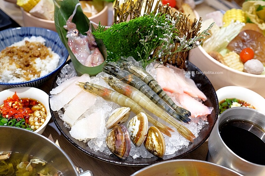 298元吃飽飽，新開幕期間肉盤、巨無霸天使紅蝦免費送，還有多種飲料喝免驚！