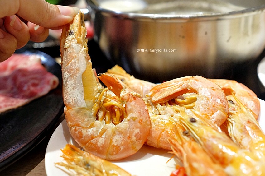 298元吃飽飽，新開幕期間肉盤、巨無霸天使紅蝦免費送，還有多種飲料喝免驚！