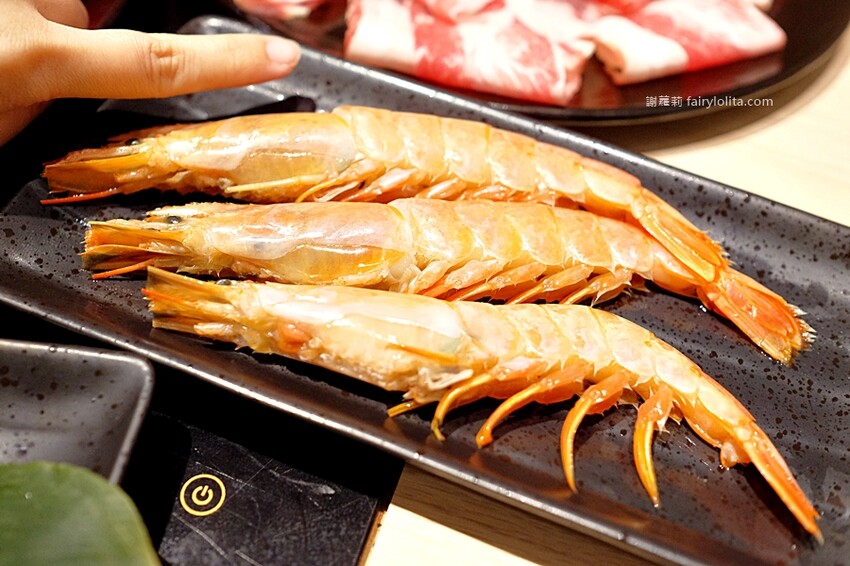 298元吃飽飽，新開幕期間肉盤、巨無霸天使紅蝦免費送，還有多種飲料喝免驚！