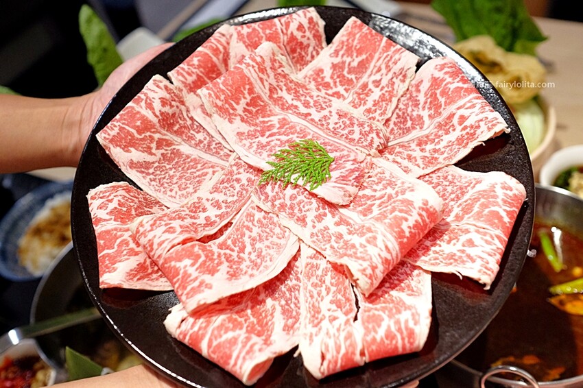 298元吃飽飽，新開幕期間肉盤、巨無霸天使紅蝦免費送，還有多種飲料喝免驚！